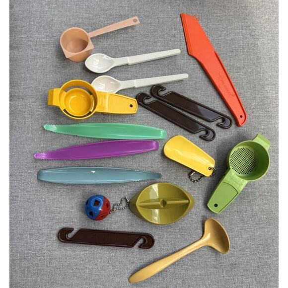 16 Vintage Tupperware Lot Misc Gadgets Scoops Keychains Egg Separator - Picture 1 of 1